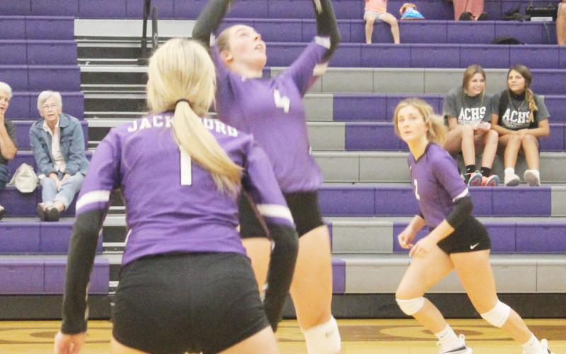 Tigerette varsity splits Saturday matches with Lake Worth, Paradise