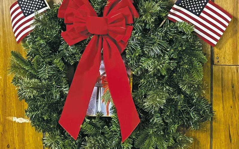 Garden Club places wreaths