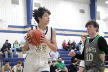 Cam Mason looks to pass to a teammate Friday, Jan. 2 against the Gold-Burg Bears. Mason scored four points in Perrin-Whitt’s win. Photo/Alex Havardansky